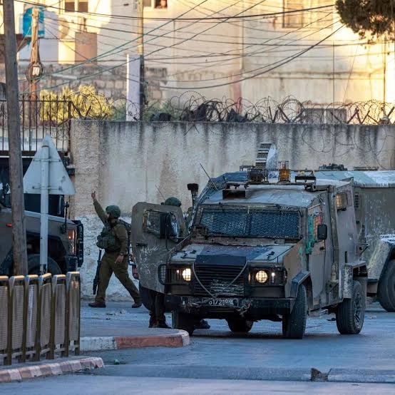 قوات الاحتلال تحتجز عدداً من المواطنين شمال غرب القدس