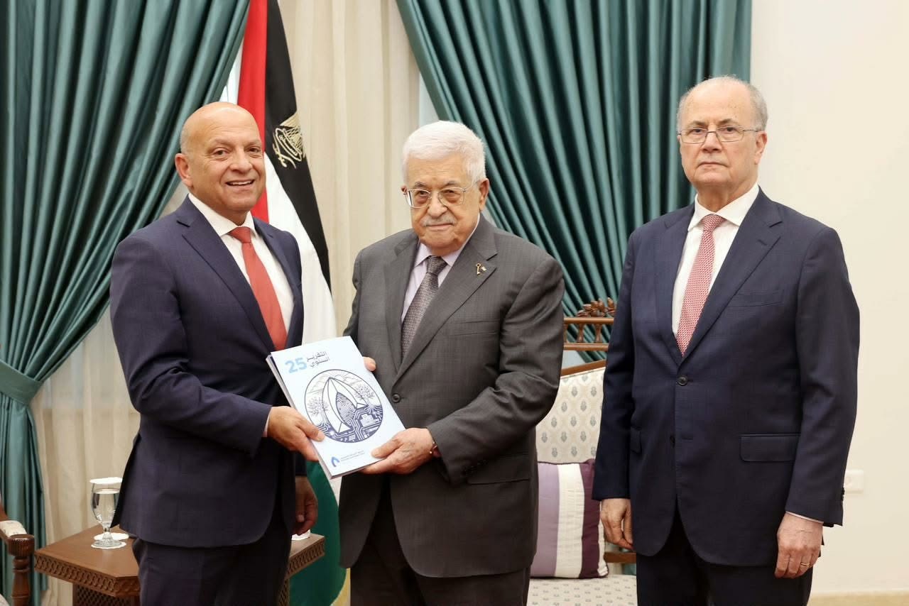 الرئيس محمود عباس يتسلم التقرير السنوي لصندوق الاستثمار الفلسطيني لعام 2025