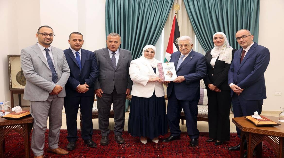 الرئيس محمود عباس يتسلم التقرير السنوي لديوان الرقابة المالية والإدارية لعام 2025