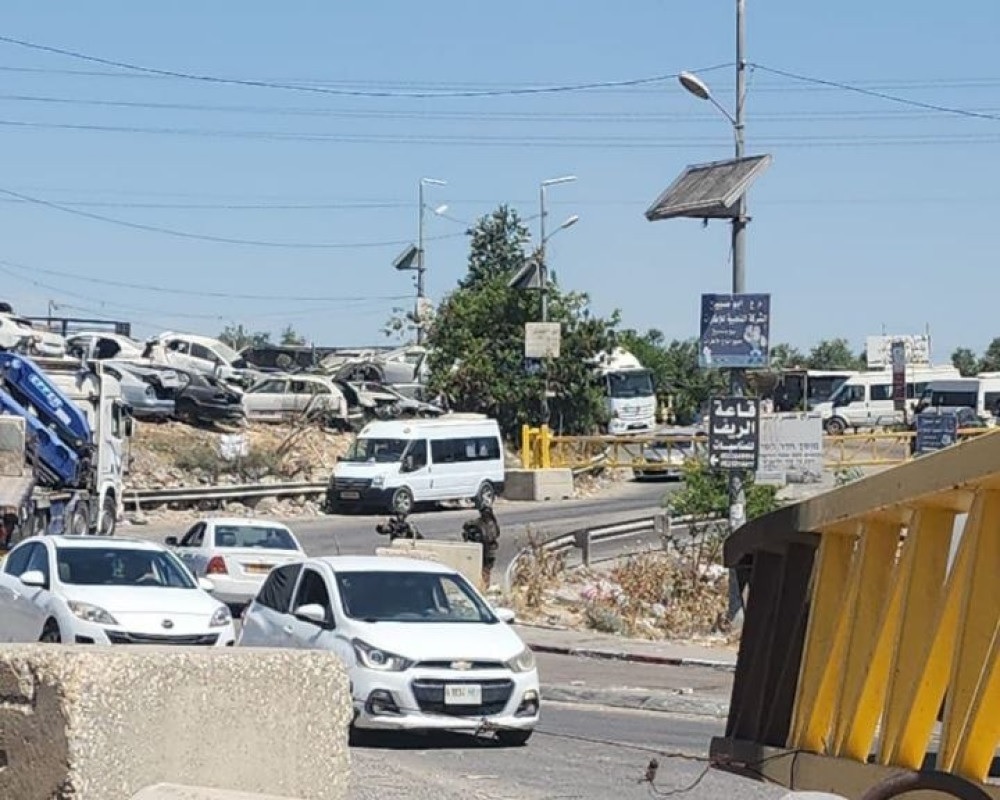 الاحتلال يغلق مدخل بلدة عناتا شرق القدس