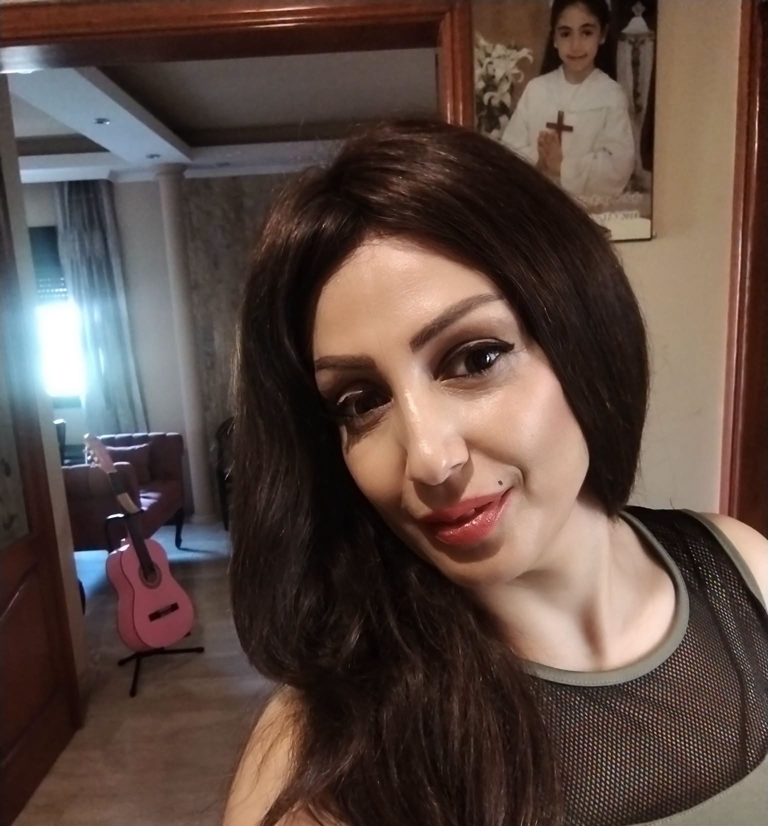 غامضةٌ أنا تقفّى أثري