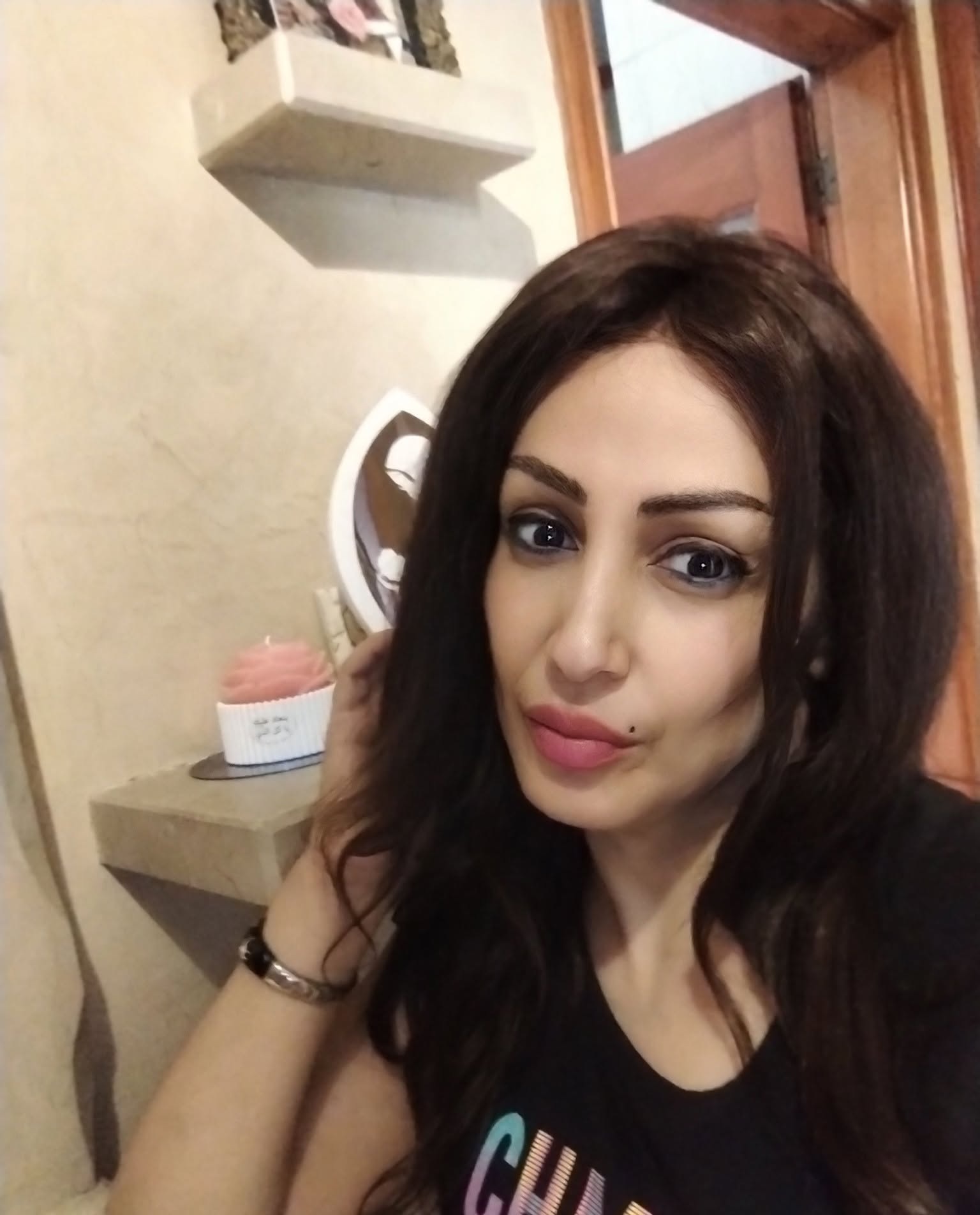 وجهُكَ السرديُّ يقصُّ لي