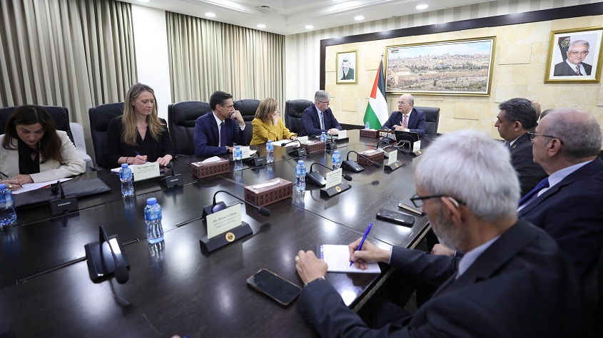 رئيس الوزراء يلتقي وفدًا أوروبيًا رفيع المستوى على هامش اجتماع منصة الاستثمار الأوروبية الفلسطينية