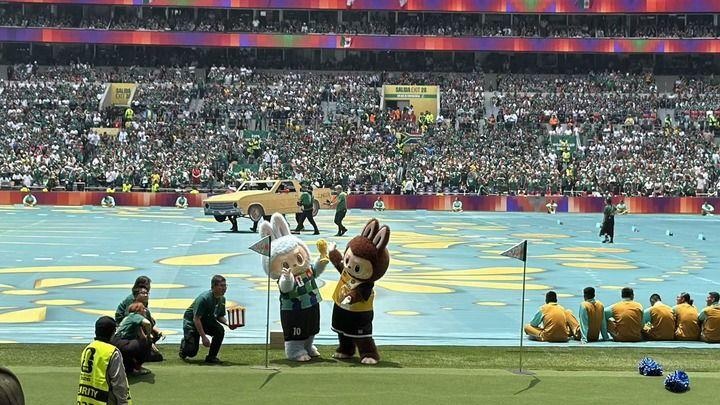 الدمية الصينية “لابوبو” تخطف الأضواء في افتتاح كأس العالم