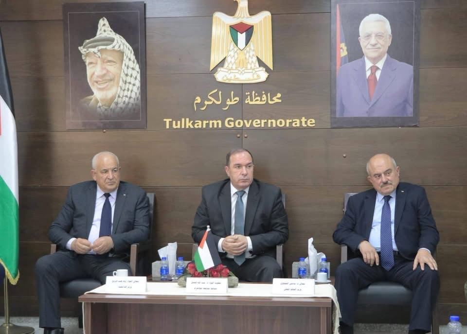 محافظ طولكرم اللواء عبد الله كميل يطلع وزير الداخلية اللواء زياد هب الريح على أوضاع المحافظة