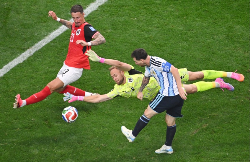 ميسي يقود الأرجنتين للفوز على النمسا والتأهل لدور الـ32 في كأس العالم