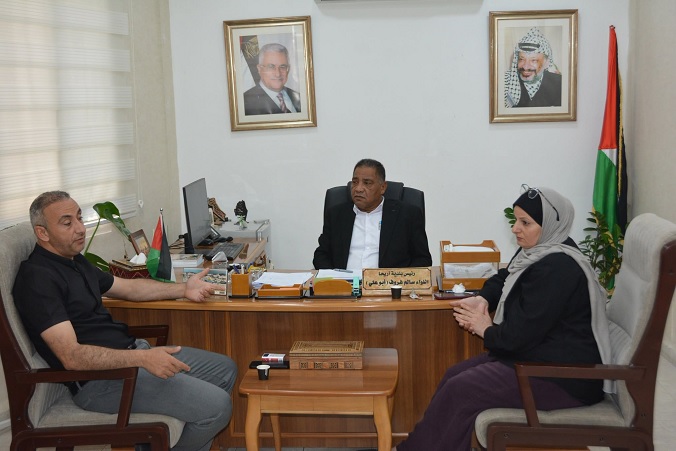 في إطار المتابعة المستمرة.. رئيس بلدية أريحا يبحث سير العمل في مشروع شارع عمّان