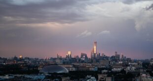 أفق السماء بعد هطول الأمطار في بكين