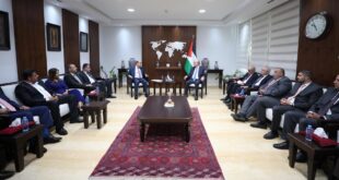 رئيس الوزراء يتسلّم التقرير السنوي للمدرسة الوطنية الفلسطينية للإدارة