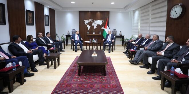 رئيس الوزراء يتسلّم التقرير السنوي للمدرسة الوطنية الفلسطينية للإدارة