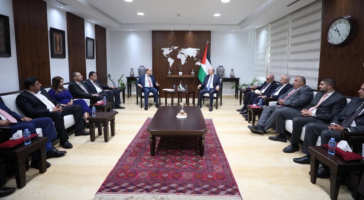 رئيس الوزراء يتسلّم التقرير السنوي للمدرسة الوطنية الفلسطينية للإدارة