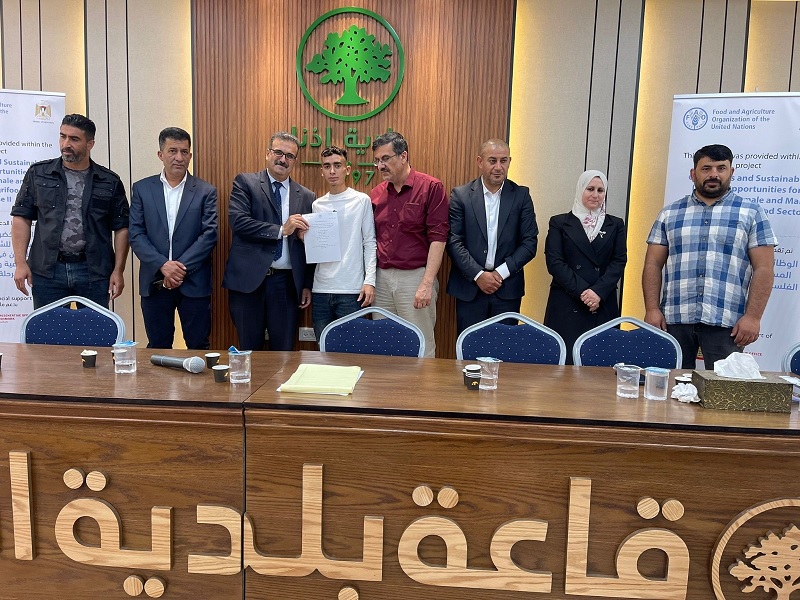الزراعة تسلم منحا مالية لـ 69 مستفيدا لتطوير الإنتاج الزراعي في الخليل