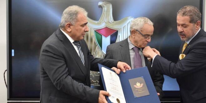 نيابة عن الرئيس: الممثل الخاص للرئيس يقلد الفنان الراحل احمد قعبور وسام الثقافة والعلوم والفنون