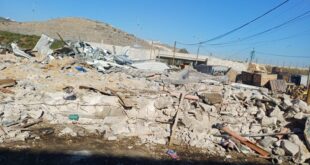 جرافات الاحتلال تهدم محال تجارية في سوق الخضار المركزي ببلدة بيتا جنوب نابلس