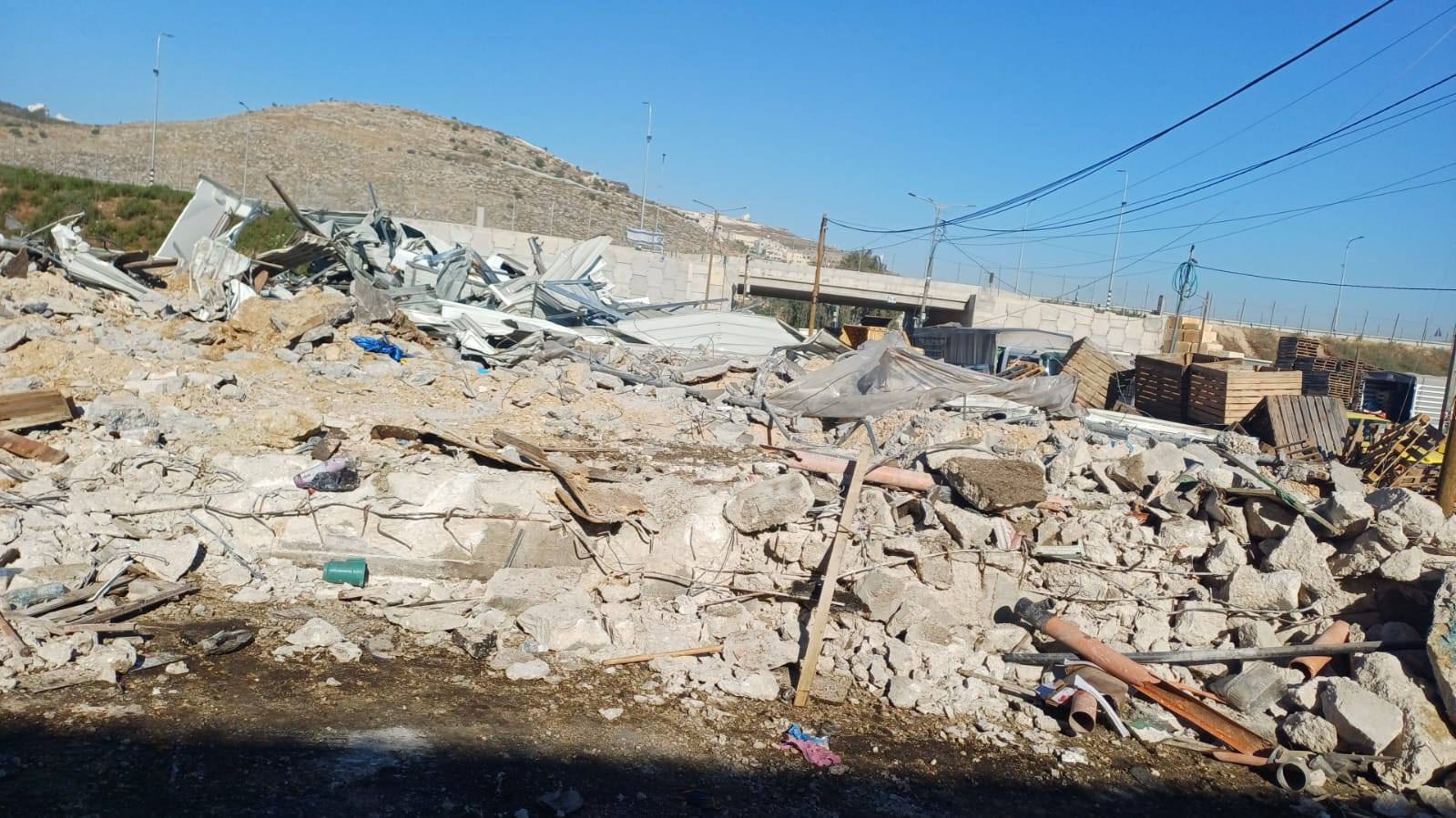 جرافات الاحتلال تهدم محال تجارية في سوق الخضار المركزي ببلدة بيتا جنوب نابلس