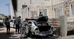 مستوطنون يحرقون مركبتين ويخطّون شعارات عنصرية في أم صفا شمال غرب رام الله