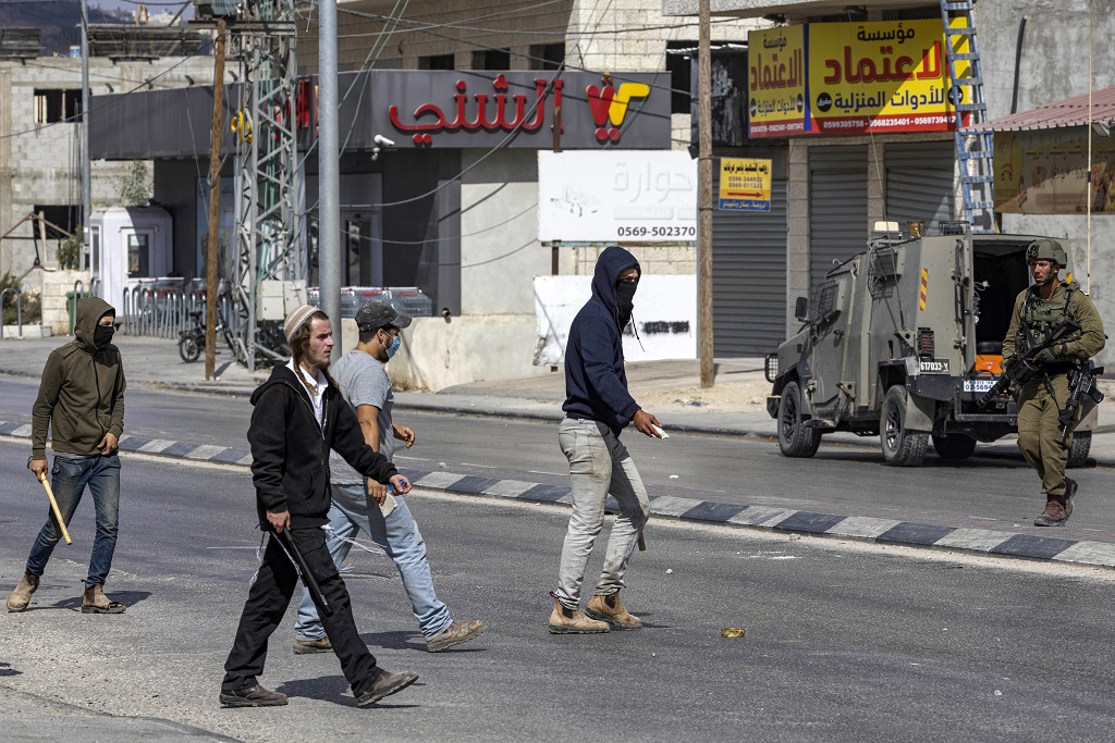 نابلس : مستوطنون يهاجمون مبنى بلدية حوارة وعددا من المنازل ويسرقون أغناما