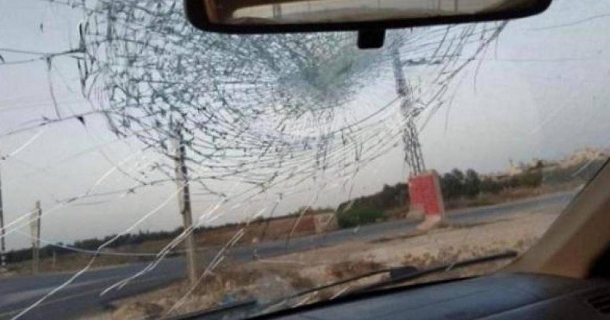مستوطنون يهاجمون مركبات المواطنين جنوب بيت لحم