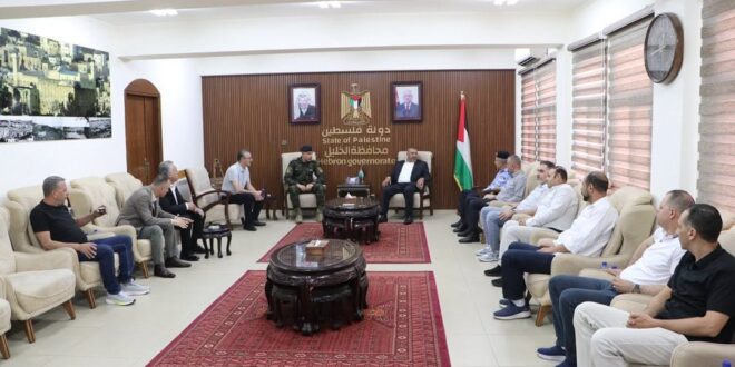 محافظ الخليل خالد دودين يستقبل رئيس نقابة تجار المواد الغذائية وسيم الجعبري
