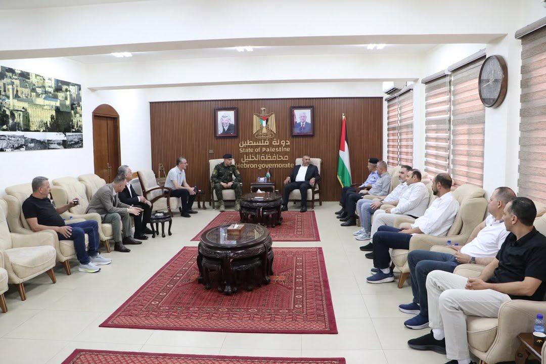 محافظ الخليل خالد دودين يستقبل رئيس نقابة تجار المواد الغذائية وسيم الجعبري
