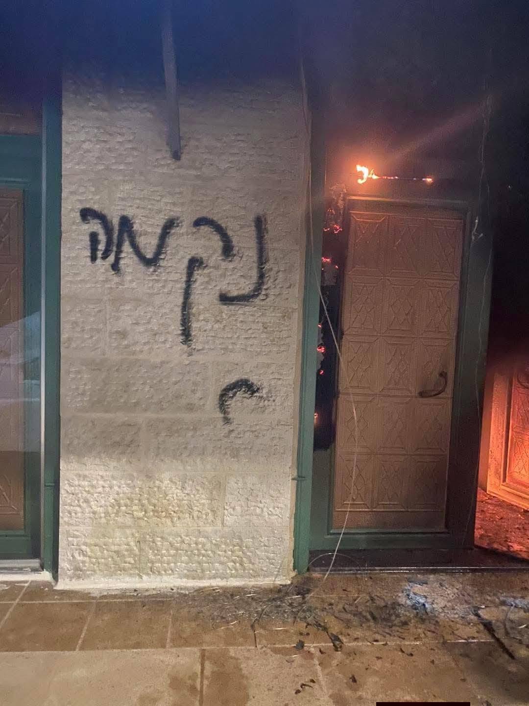 مستوطنون يحرقون مسجدين ويخطّون شعارات عنصرية شمال رام الله
