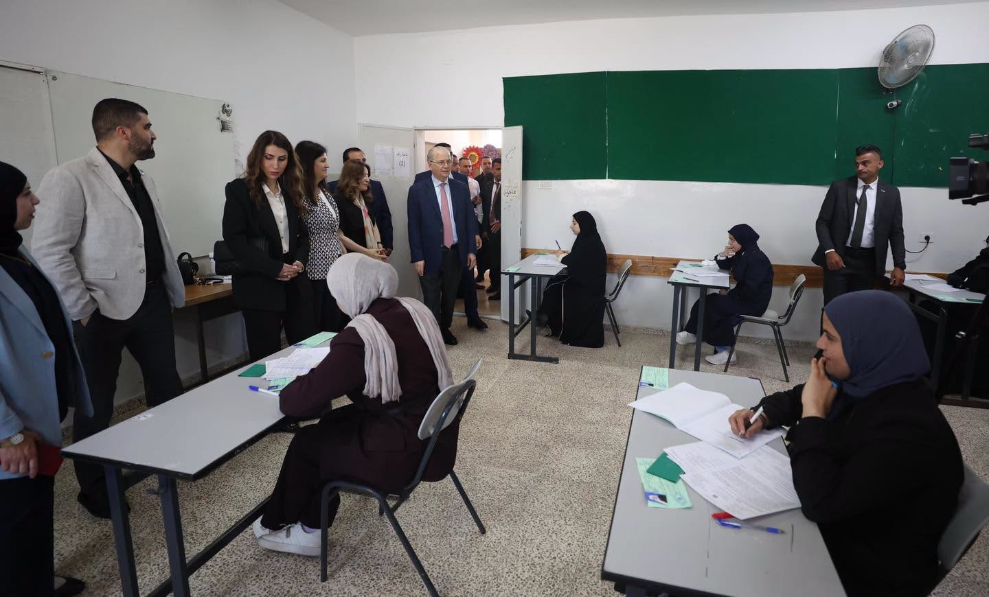 رئيس الوزراء يطلق امتحان الثانوية العامة من قريتي المغير وأبو فلاح