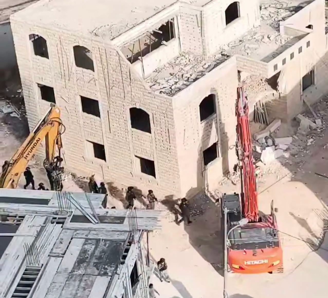 الاحتلال يهدم منزلا وبناية سكنية في كفر عقب شمال القدس