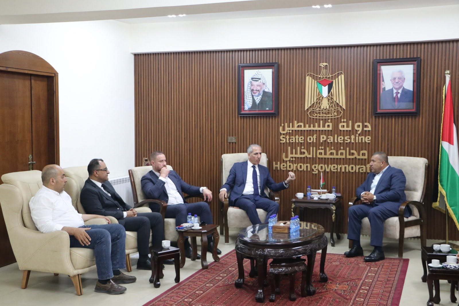 محافظ الخليل خالد دودين يبحث مع وفد وزارة الصحة الوضع الصحي وسُبل مواجهة التحديات

