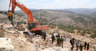مستوطنون يجرفون أراضي في مخماس شمال القدس