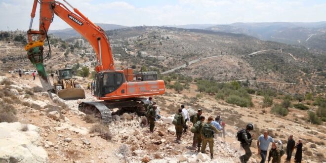 مستوطنون يجرفون أراضي في مخماس شمال القدس