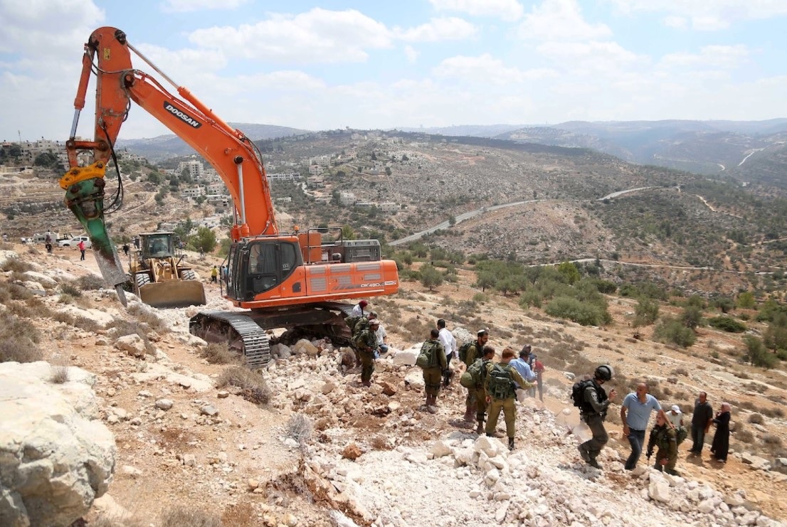 مستوطنون يجرفون أراضي في مخماس شمال القدس