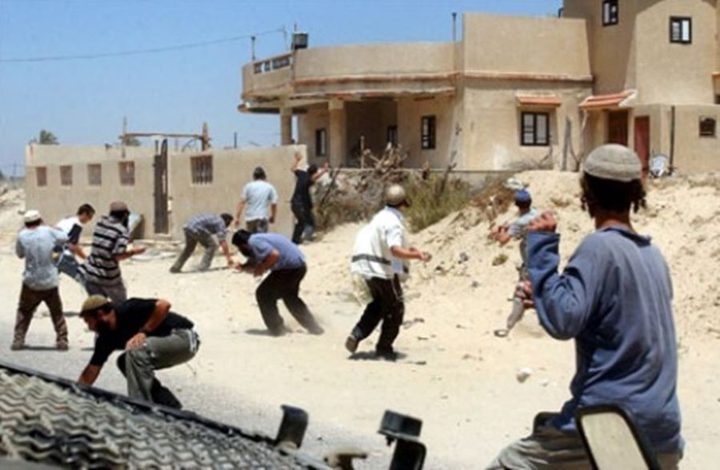 مستوطنون يهاجمون منازل المواطنين في قرية المنية جنوب شرق بيت لحم