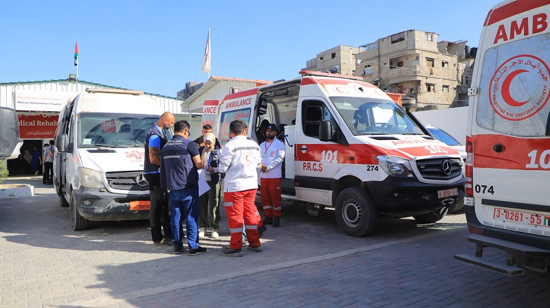 الهلال الأحمر ينفذ عملية إجلاء جديدة لـ33 مريضاً من قطاع غزة عبر معبر رفح