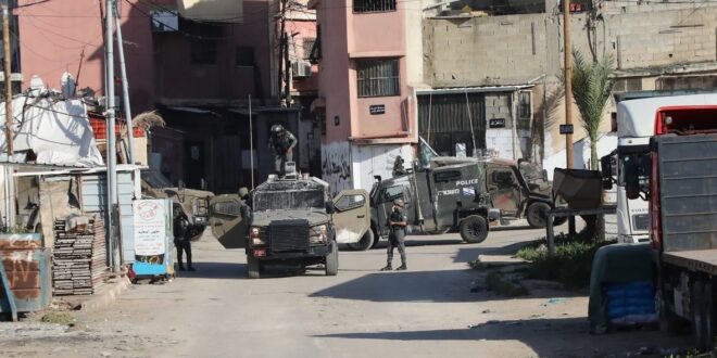 قوات خاصة تعتقل شاباً وتعتدي على طفل بالضرب إثر محاصرة منزل في مخيم بلاطة شرق نابلس