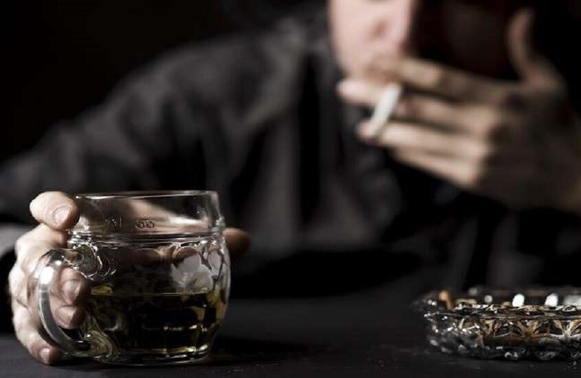 عواقب خطيرة للجمع بين الكحول والتدخين