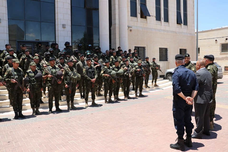 محافظ الخليل خالد دودين يزور قيادة الأمن الوطني