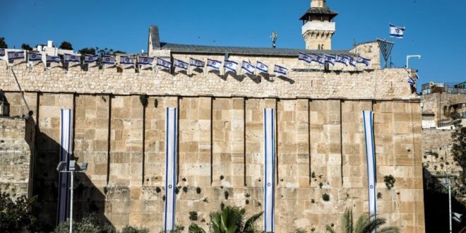 الاحتلال يباشر بسقف صحن الحرم الإبراهيمي ويحطم جداريات بقرية الطبقة جنوب الخليل