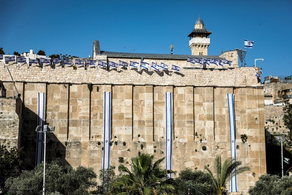 الاحتلال يباشر بسقف صحن الحرم الإبراهيمي ويحطم جداريات بقرية الطبقة جنوب الخليل