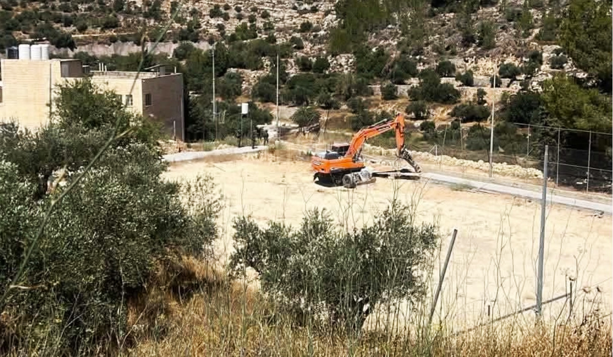 جرافات الاحتلال تدمر ملعب مدرسة بتير الثانوية غرب بيت لحم
