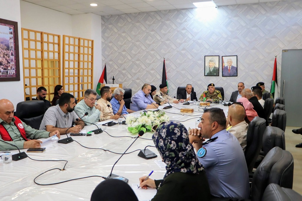 المحافظ أبو عليا يستقبل اللواء أنور رجب ويترأس اجتماع العلاقات العامة والإعلام بمحافظة بيت لحم
