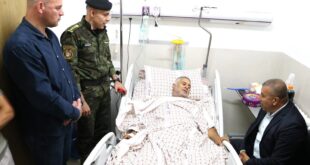محافظ الخليل خالد دودين وقائد المنطقة يزوران المصاب " إسماعيل الطميزي " في المستشفى الأهلي