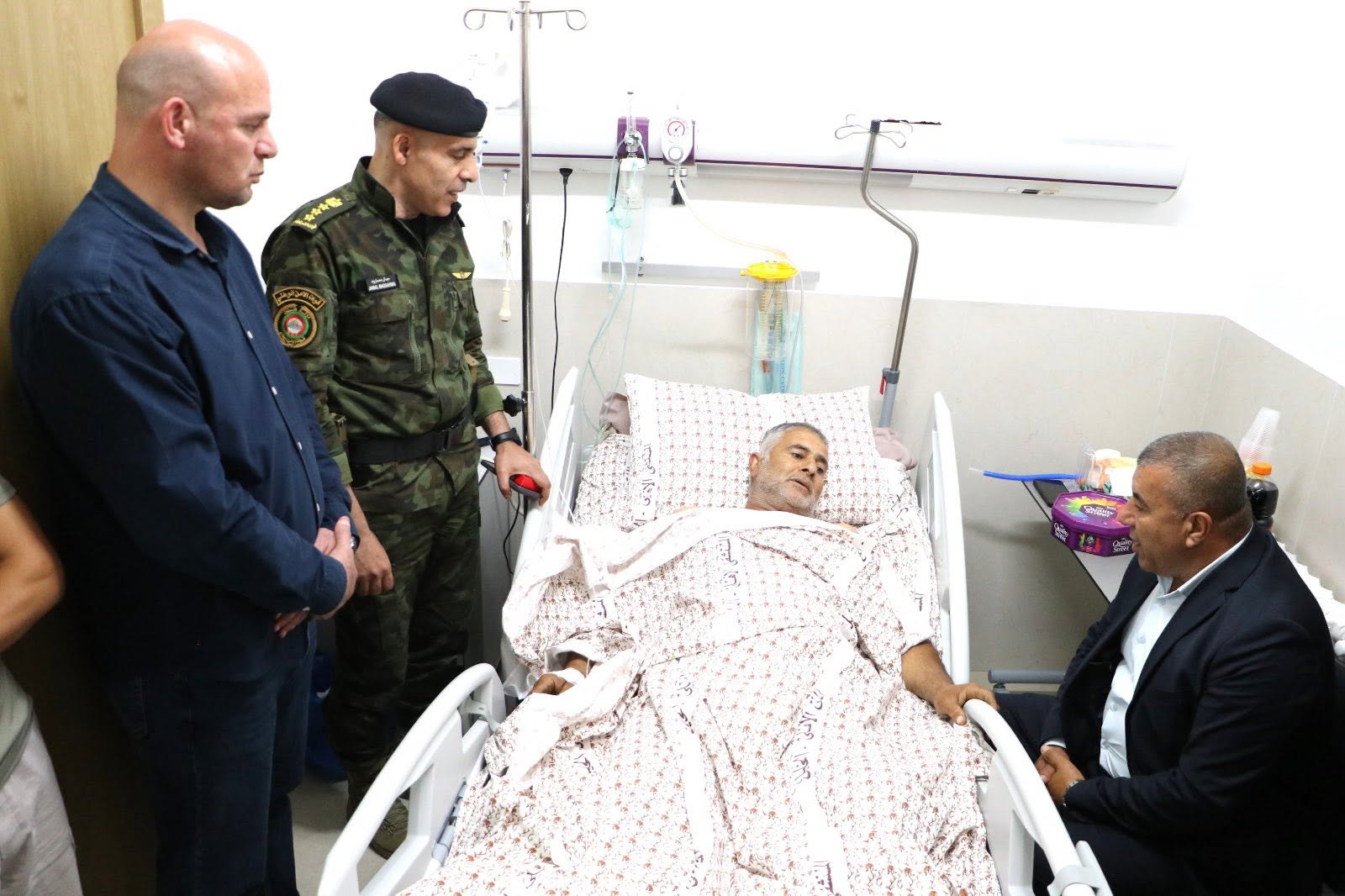 محافظ الخليل خالد دودين وقائد المنطقة يزوران المصاب " إسماعيل الطميزي " في المستشفى الأهلي