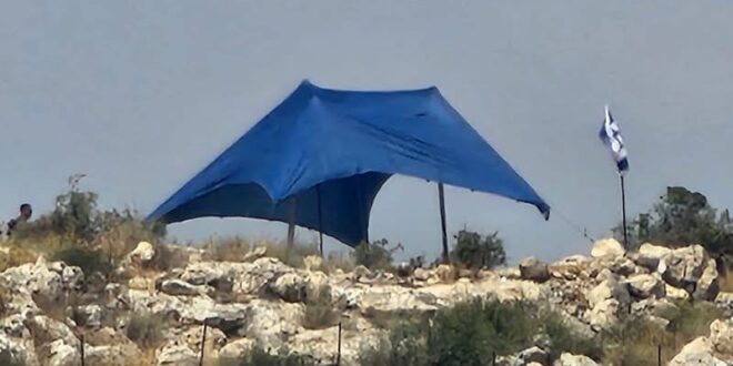 مستوطنون ينصبون خيمة على أراضي قرية دير أبو مشعل شمال غرب رام الله