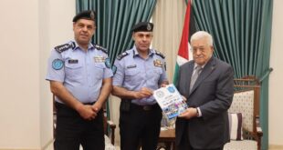 الرئيس محمود عباس يتسلم كتيبا خاصا من إصدار قيادة الشرطة الفلسطينية