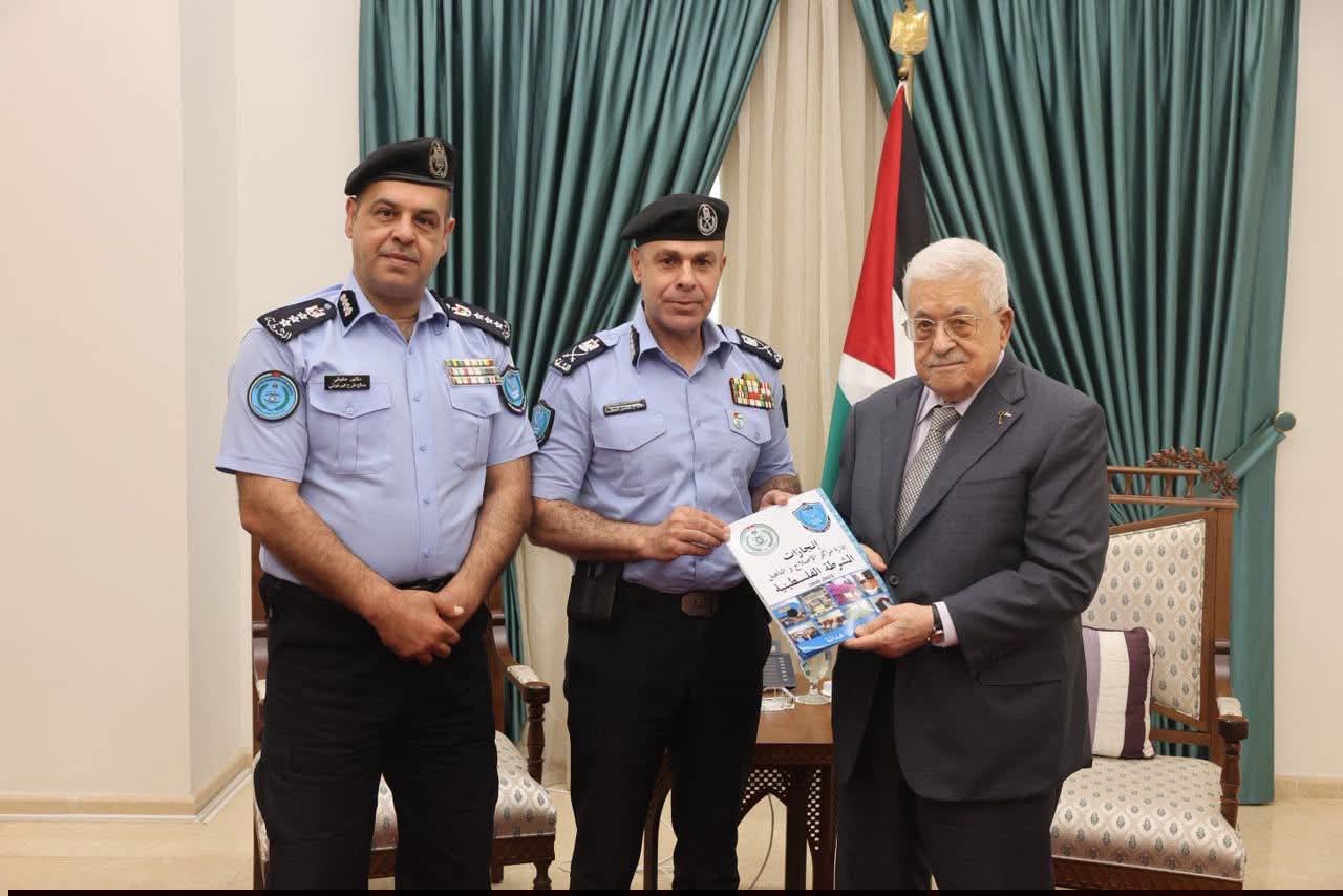 الرئيس محمود عباس يتسلم كتيبا خاصا من إصدار قيادة الشرطة الفلسطينية