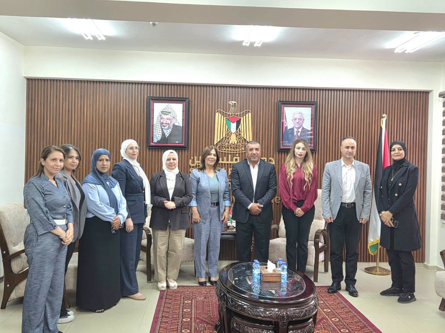 وزيرة شؤون المرأة ومحافظ محافظة الخليل يبحثان اولويات دعم النساء وتعزيز صمودهن