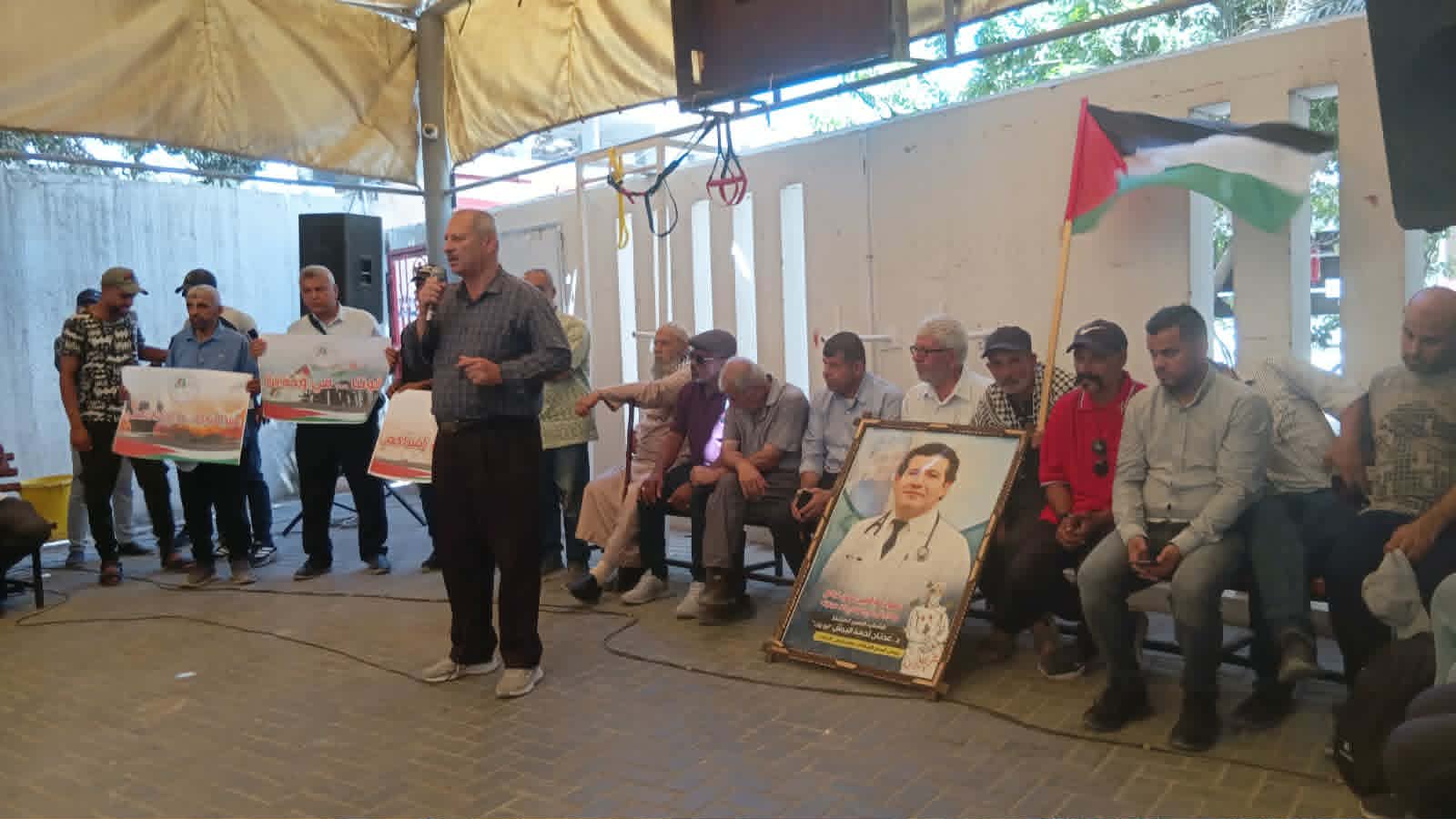 اعتصام أمام الصليب الأحمر في غزة يطالب بتحرك دولي عاجل لإنقاذ الأسرى ووقف الإهمال الطبي