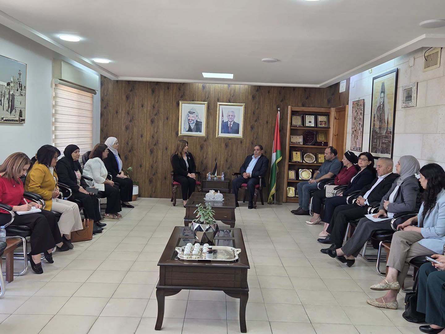 وزيرة شؤون المرأة ومحافظ بيت لحم يبحثان واقع النساء وسبل تعزيز التمكين الاقتصادي ودعم المؤسسات النسوية