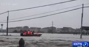 جنود وضباط من قوات الشرطة المسلحة الصينية يتوجهون إلى الخطوط الأمامية للإنقاذ إثر الفيضانات في منطقة قوانغشي