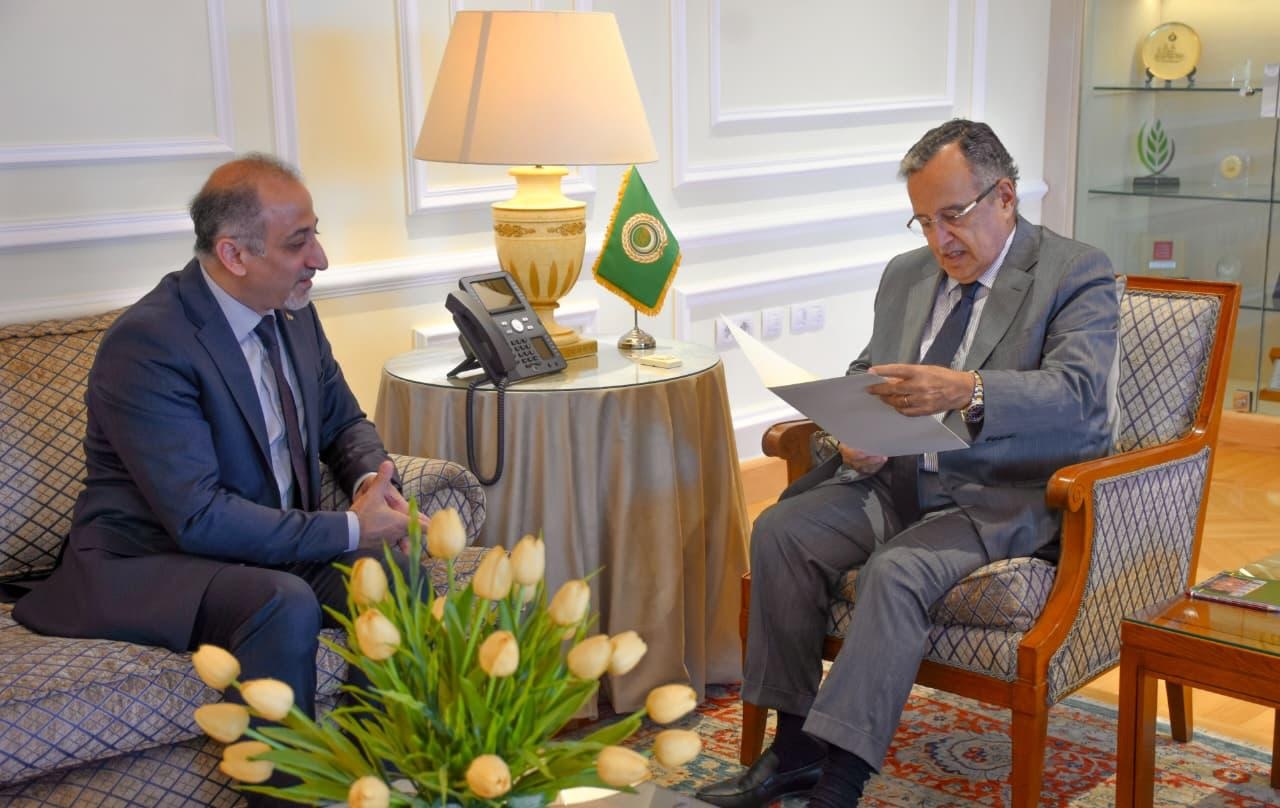 في رسالة خطية: الرئيس محمود عباس يدعو الأمين العام للجامعة العربية لحث الدول العربية على الوفاء بالتزاماتها المالية لدعم صمود الشعب الفلسطيني